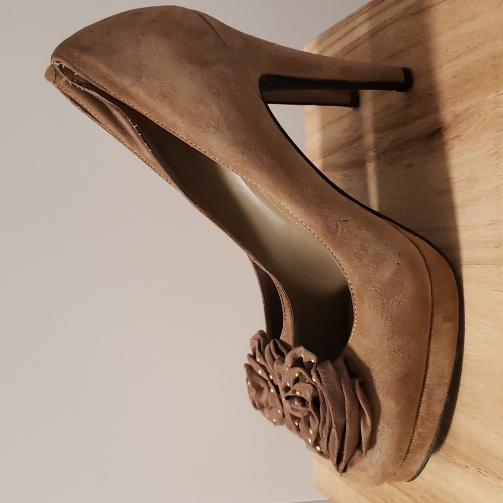 BCBGeneration Platform Taupe Suede Rosette Pumps. Size 6.5 - Picture 3 of 10